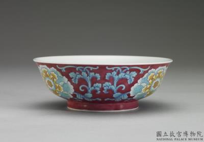 图片[2]-Bowl with floral decoration in falangcai polychrome enamels on a red ground, Qing dynasty, Kangxi reign (1662-1722)-China Archive